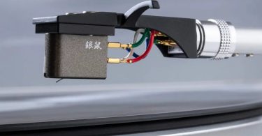 Cellule phono moving coil Etsuro Urushi Gin-nezu de couleur gris argent sur bras de lecture, avec cantilever en bore et stylus micro-line 80 micromètres