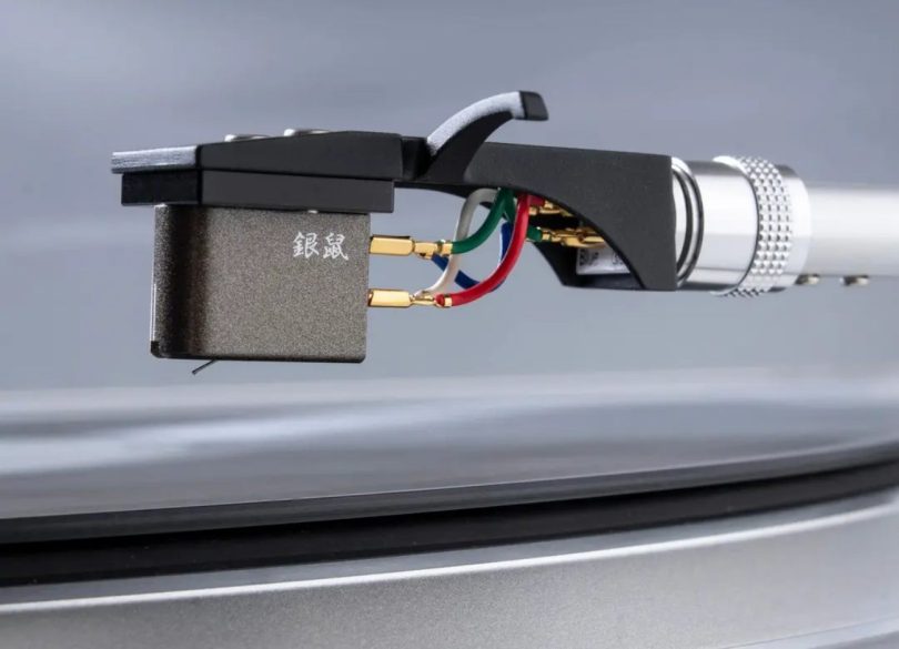 Cellule phono moving coil Etsuro Urushi Gin-nezu de couleur gris argent sur bras de lecture, avec cantilever en bore et stylus micro-line 80 micromètres