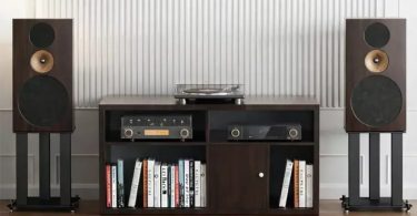 Système hi-fi FiiO EA13 ampli à tubes avec enceintes passives SV13 à pavillon béryllium, platine vinyle et meuble bois dans un salon contemporain