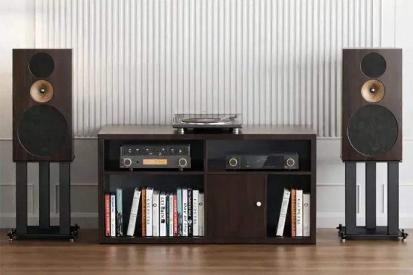 Système hi-fi FiiO EA13 ampli à tubes avec enceintes passives SV13 à pavillon béryllium, platine vinyle et meuble bois dans un salon contemporain
