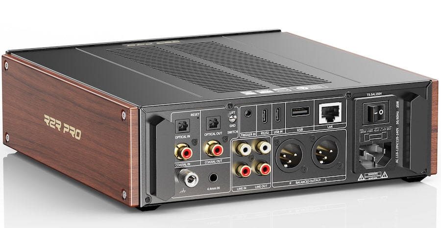 Face arrière du DAC streamer FiiO K17 R2R Pro avec panneau latéral en bois véritable gravé R2R PRO, montrant la connectique complète : sorties XLR balanced stéréo, RCA Line IN et Line OUT, entrée 4,4 mm balanced, optique IN et OUT TOSLINK, coaxial IN et OUT S/PDIF, deux ports USB-C, port USB-A, LAN Gigabit Ethernet, RS232, trigger IN, switch ground lift, sélecteur de voltage international 115V à 240V