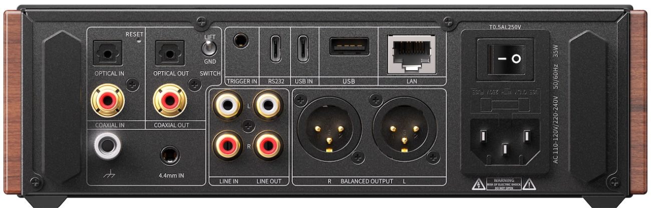 Vue détaillée à plat de la face arrière du FiiO K17 R2R Pro montrant l'ensemble de la connectique : Optical IN et Optical OUT TOSLINK, Coaxial IN et Coaxial OUT S/PDIF, switch ground LIFT/GND, Trigger IN jack 3,5 mm, RS232 en USB-C, USB IN en USB-C audio, port USB-A pour stockage, LAN Gigabit Ethernet, entrée 4,4 mm balanced IN, Line IN RCA, Line OUT RCA, sorties XLR balanced stéréo R et L plaquées or, borne de masse filetée pour platine vinyle, sélecteur voltage international 110V-240V, fusible T0.5AL250V et prise IEC C13