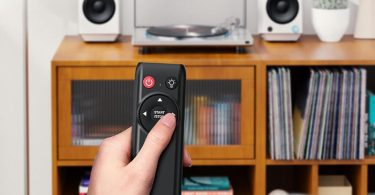 La platine vinyle FiiO TT13 est posée dans un salon moderne avec une ambiance chaleureuse et un disque en cours de lecture.