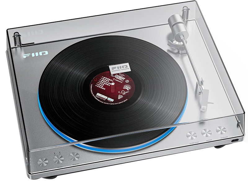 La platine vinyle FiiO TT13 est en fonctionnement avec un disque en rotation et le bras positionné sur le vinyle.