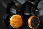 Paire de casques audio Fostex TH810 fermé et TH818 ouvert avec coques circulaires en bois d'acacia et arceaux en magnésium sur fond artistique noir.