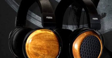 Paire de casques audio Fostex TH810 fermé et TH818 ouvert avec coques circulaires en bois d'acacia et arceaux en magnésium sur fond artistique noir.