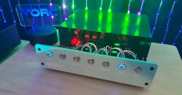 Geshelli TORC DAC ouvert montrant architecture modulaire, PCB, opamps socketed et câblage interne, façade argent avec boutons LED bleus