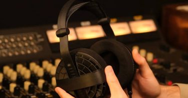 Head(amame) Pro, casque audiophile imprimé 3D avec baffle radial semi-fermé et châssis open-source, présenté en mains dans un studio d'enregistrement