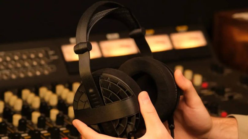 Head(amame) Pro, casque audiophile imprimé 3D avec baffle radial semi-fermé et châssis open-source, présenté en mains dans un studio d'enregistrement