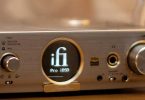 Vue rapprochée de la façade d'un DAC iFi Audio Pro iDSD Signature montrant l'écran circulaire avec logo, le badge Hi-Res Audio et les connecteurs jack pour casque.