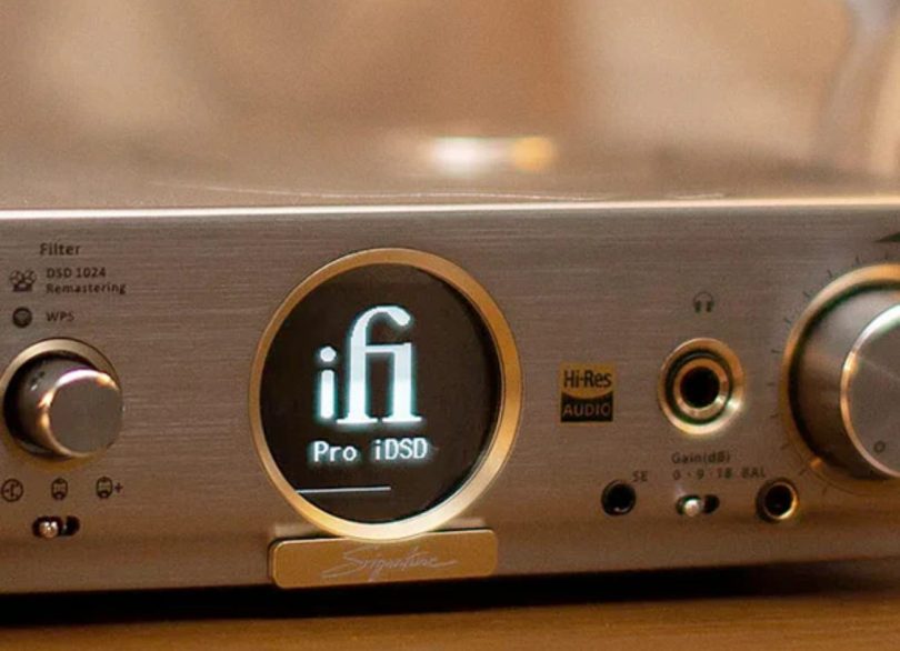 Vue rapprochée de la façade d'un DAC iFi Audio Pro iDSD Signature montrant l'écran circulaire avec logo, le badge Hi-Res Audio et les connecteurs jack pour casque.