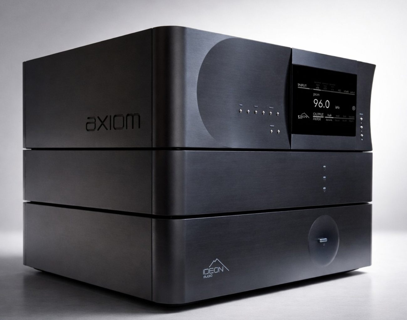 Ideon Audio Axiom DAC vue trois-quarts trois châssis empilés affichant PCM 96 kHz, finition aluminium noir mat
