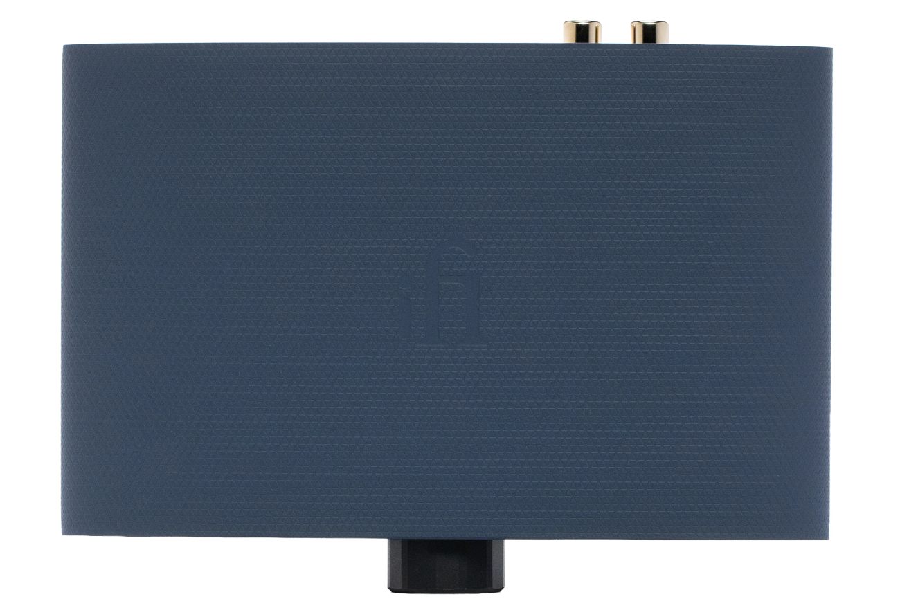 Vue de dessus du iFi Zen Air DAC 2 montrant la finition midnight blue exclusive avec sa texture en damier subtile et le logo iFi gravé en relief au centre, prises RCA stéréo plaquées or visibles en haut et port USB-C en bas du cadre