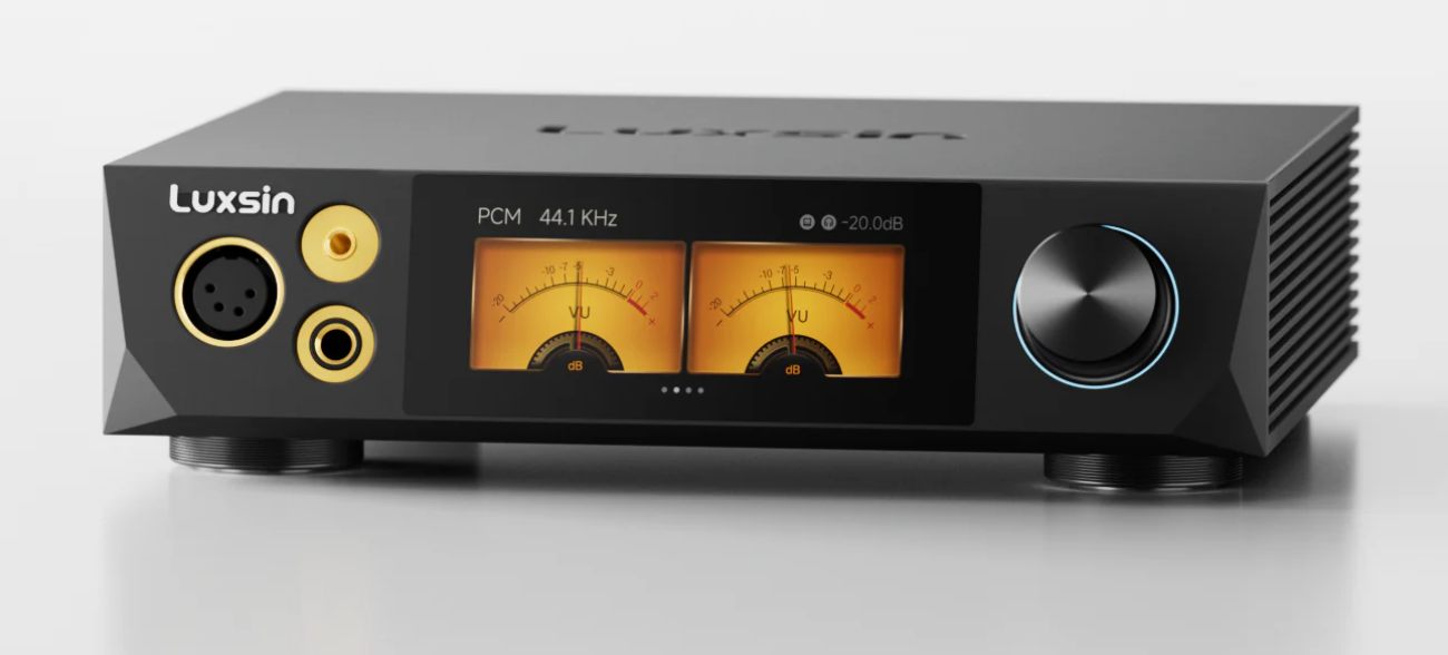 Luxsin X8 DAC amplificateur casque vue trois-quarts avec VU-mètres ambrés et dissipateur thermique