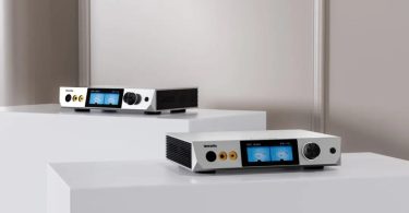 Les deux DAC-amplis casque desktop Luxsin X8 et X9 posés sur des socles blancs, avec écran tactile 4 pouces affichant des VU-mètres analogiques et sortie casque symétrique XLR