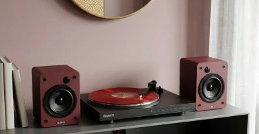 Platine vinyle Majority Auto et enceintes D50X coloris bordeaux sur meuble de salon