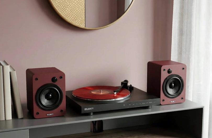 Platine vinyle Majority Auto et enceintes D50X coloris bordeaux sur meuble de salon