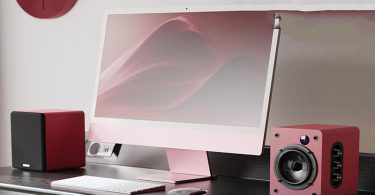 Cette image montre les enceintes Bluetooth MAJORITY D50X dans un environnement domestique élégant et contemporain. Elles sont placées près d’un téléviseur dans un salon soigneusement décoré. L’ensemble met en valeur leur design moderne et leur intégration facile dans un espace de vie.