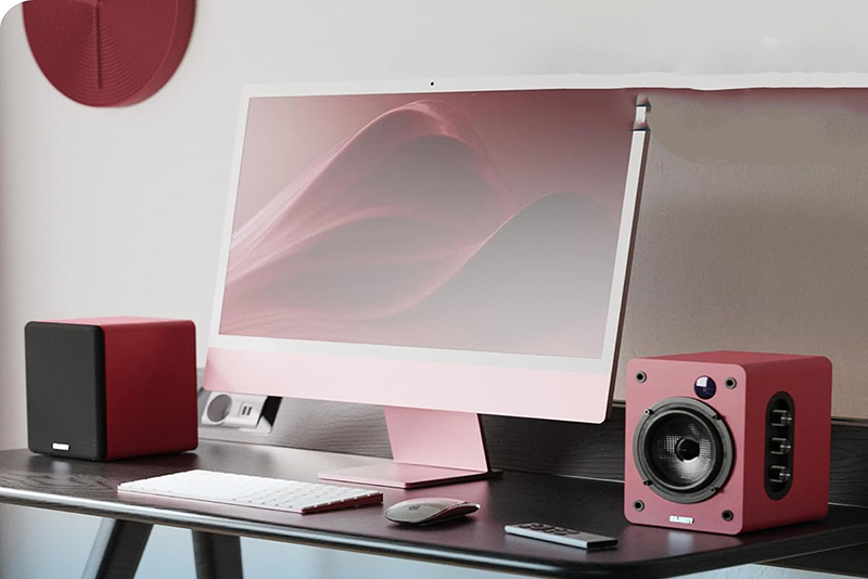 Cette image montre les enceintes Bluetooth MAJORITY D50X dans un environnement domestique élégant et contemporain. Elles sont placées près d’un téléviseur dans un salon soigneusement décoré. L’ensemble met en valeur leur design moderne et leur intégration facile dans un espace de vie.