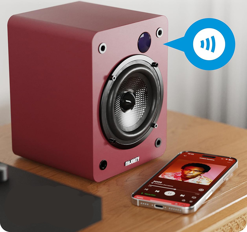 Enceintes Bluetooth MAJORITY D50X diffusant un son puissant dans un espace de vie pour illustrer leurs performances audio.
