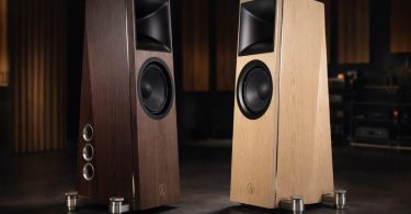 Enceintes colonne Ø Audio Ymir en finitions noyer foncé et chêne naturel avec pavillon et woofer