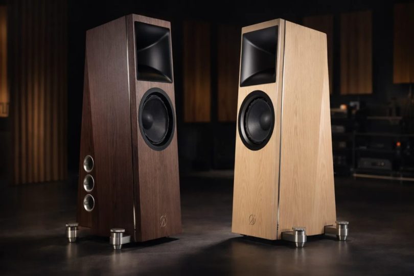 Enceintes colonne Ø Audio Ymir en finitions noyer foncé et chêne naturel avec pavillon et woofer