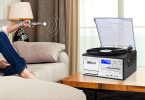 La platine vinyle 9-en-1 Jorlau est présentée dans un intérieur moderne avec une ambiance décorative chaleureuse.