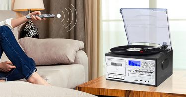 La platine vinyle 9-en-1 Jorlau est présentée dans un intérieur moderne avec une ambiance décorative chaleureuse.