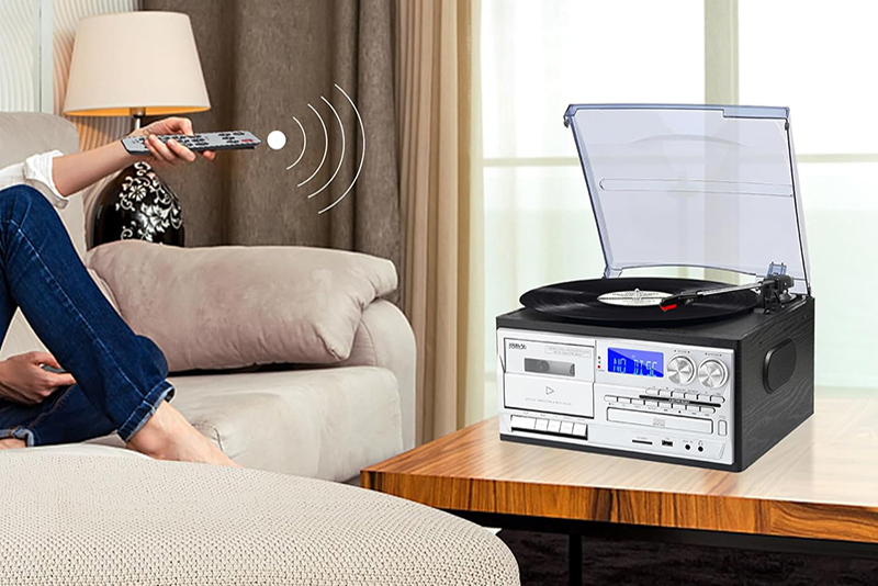 La platine vinyle 9-en-1 Jorlau est présentée dans un intérieur moderne avec une ambiance décorative chaleureuse.