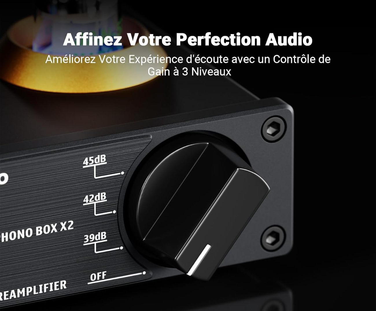 Gros plan sur le bouton de réglage de gain du Fosi Audio BOX X2 montrant les paliers 39dB, 42dB et 45dB sur la façade en aluminium brossé.