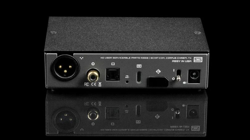 Panneau arrière du Schiit Eitr 2 avec sorties AES XLR, coaxiale RCA, optique et entrée USB