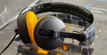 Casque Sennheiser HD-25 noir et jaune posé sur une platine DJ