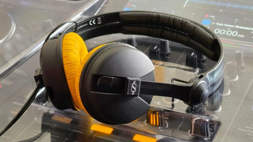Casque Sennheiser HD-25 noir et jaune posé sur une platine DJ