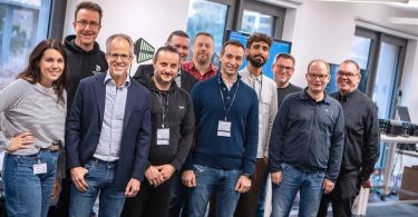 Équipe Sennheiser et partenaires techniques réunis autour du déploiement du système Spectera WMAS pour l'Eurovision 2026 à Vienne