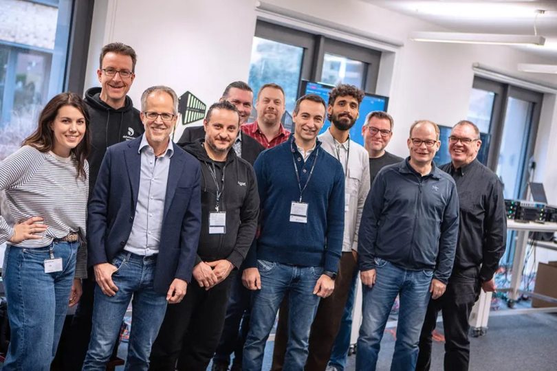 Équipe Sennheiser et partenaires techniques réunis autour du déploiement du système Spectera WMAS pour l'Eurovision 2026 à Vienne