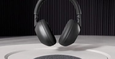 Casque Sony 1000X The ColleXion noir en lévitation au-dessus d'une enceinte avec smartphone