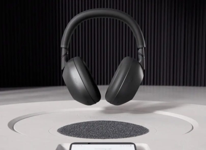 Casque Sony 1000X The ColleXion noir en lévitation au-dessus d'une enceinte avec smartphone