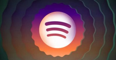 Logo Spotify entouré d'ondulations violettes et orangées illustrant l'évolution de la plateforme face à l'intelligence artificielle et à la musique générée par IA
