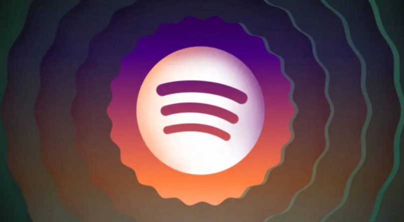 Logo Spotify entouré d'ondulations violettes et orangées illustrant l'évolution de la plateforme face à l'intelligence artificielle et à la musique générée par IA
