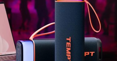 Enceinte Bluetooth portable TEMPT Enigma de 30W avec design tissé textile, deux haut-parleurs néodyme 65 mm et radiateur passif, photographiée sur fond minimaliste