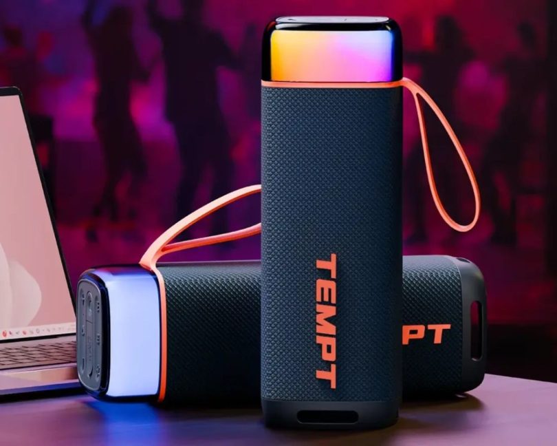 Enceinte Bluetooth portable TEMPT Enigma de 30W avec design tissé textile, deux haut-parleurs néodyme 65 mm et radiateur passif, photographiée sur fond minimaliste