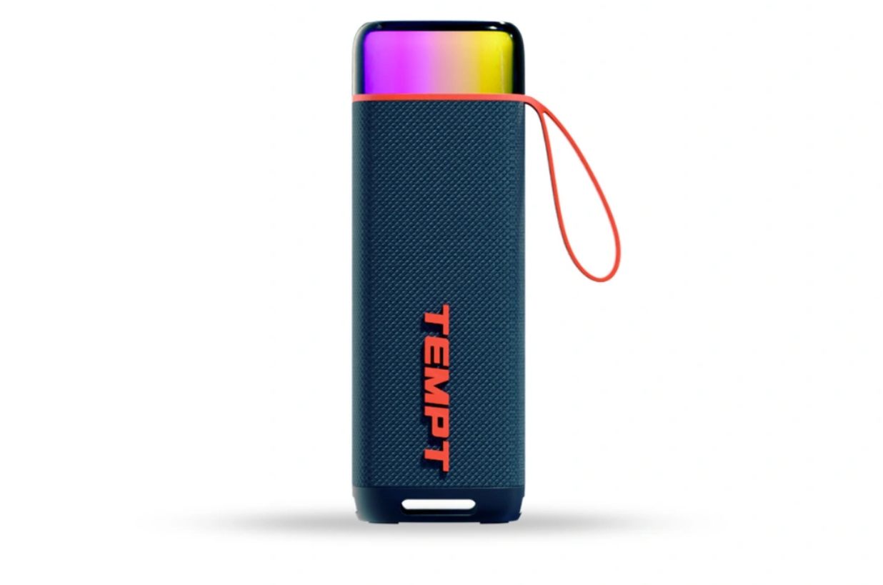 Enceinte Bluetooth TEMPT Enigma vue de face en finition tissée bleu nuit avec logo TEMPT orange, top RGB allumé en dégradé violet et jaune, dragonne en sangle orange signature, photographiée sur fond blanc studio