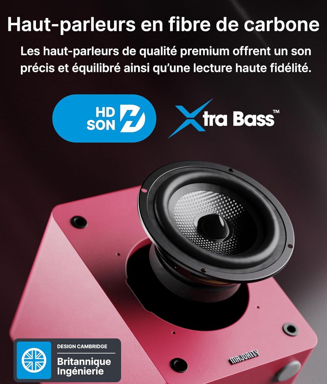 Gros plan sur le haut-parleur en fibre de carbone d'une enceinte MAJORITY D50X rose, soulignant la technologie HD Son et Xtra Bass avec la mention "Britannique Ingénierie".