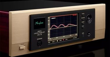 Accuphase DG-78 face avant champagne brossée avec écran tactile capacitif affichant la courbe d'égalisation MEMORY-1 en tons chauds, prise micro XLR et logo Accuphase, vue 3/4 sur fond noir studio