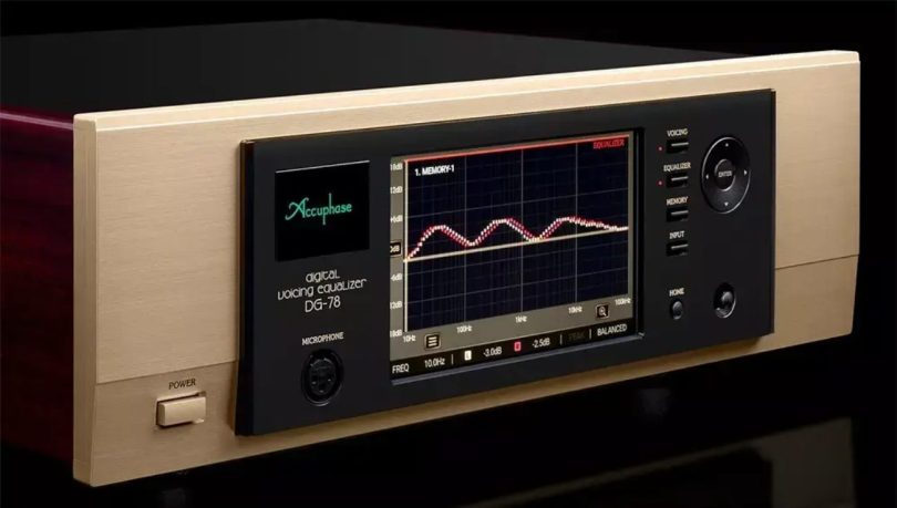 Accuphase DG-78 face avant champagne brossée avec écran tactile capacitif affichant la courbe d'égalisation MEMORY-1 en tons chauds, prise micro XLR et logo Accuphase, vue 3/4 sur fond noir studio