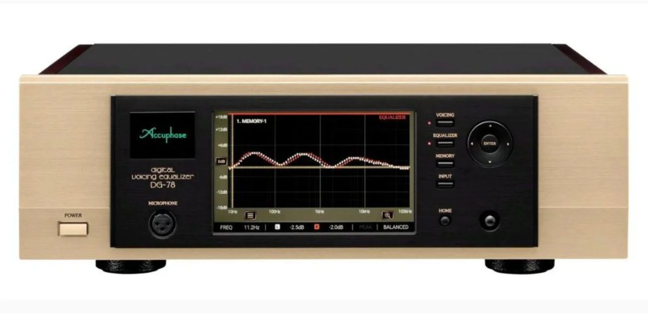 Vue frontale complète de l'Accuphase DG-78 montrant la face avant champagne brossée signature, les panneaux latéraux en bois naturel verni acajou, l'écran tactile capacitif central affichant la courbe d'égalisation Memory-1, le logo Accuphase en script vert, les boutons Voicing Equalizer Memory Input HOME et le pavé directionnel