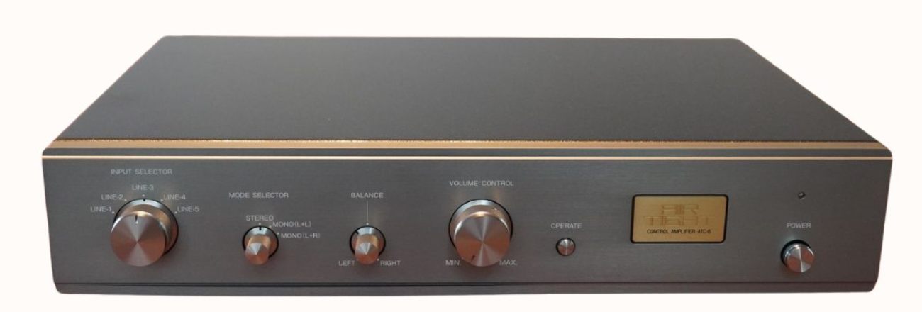 Photo officielle frontale du préamplificateur à tubes Air Tight ATC-6 façade anthracite avec liseré cuivre, sélecteur Input Selector cinq positions (Line-1 à Line-5), Mode Selector trois positions (Stereo / Mono L+L / Mono L+R), Balance, Volume Control, bouton Operate, plaque dorée signature Air Tight Control Amplifier ATC-6 et interrupteur Power