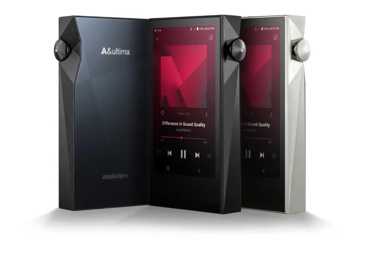 Trois Astell&Kern A&ultima SP3000M alignés présentant simultanément la face arrière noir mat avec logo A&ultima et signature Astell&Kern gravée, l'écran central allumé affichant la nouvelle interface 4.5G en lecture du morceau Difference In Sound Quality avec le logo K rouge, et le profil latéral en finition aluminium argent dévoilant la molette de volume crantée caractéristique de la série A&ultima