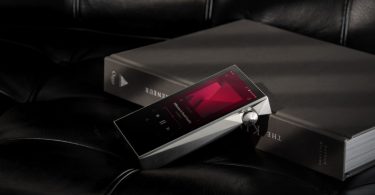 Trois Astell&Kern A&ultima présentés côte à côte montrant les finitions noir mat et argent du SP3000M ainsi que l'écran allumé affichant l'interface 4.5G avec lecture en cours, illustrant le déploiement de la mise à jour Full Android v1.24/v1.25 sur les DAP fleuron de la marque coréenne