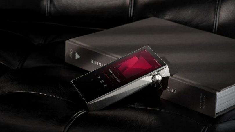 Trois Astell&Kern A&ultima présentés côte à côte montrant les finitions noir mat et argent du SP3000M ainsi que l'écran allumé affichant l'interface 4.5G avec lecture en cours, illustrant le déploiement de la mise à jour Full Android v1.24/v1.25 sur les DAP fleuron de la marque coréenne